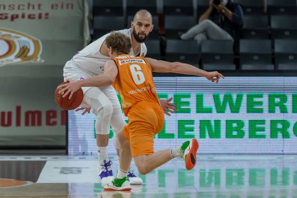 旧以稳健的 旧以稳健的